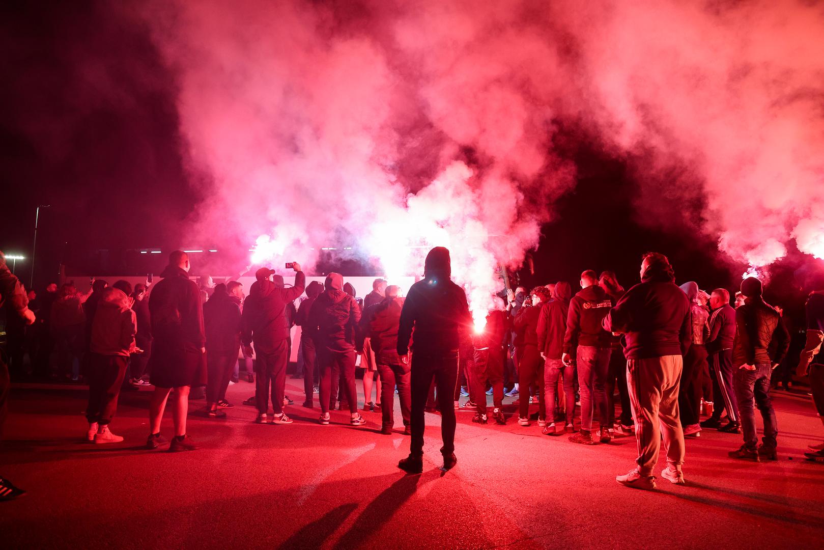 Nema sumnje kako će navijači Dinama ovakav doček još dugo pamtiti. Treba priznati i kako naslov još nije matematički osiguran, no i to bi trebalo uslijediti u sljedećih 11 kola, a vidjet ćemo kakvo će slavlje tada pripremiti navijači Dinama.