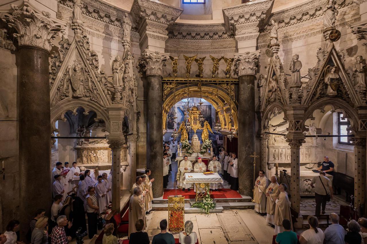 Split: Sveta misa u katedrali Sv. Dujma te blagoslov vjernika na Pertistilu na blagdan Tijelova
