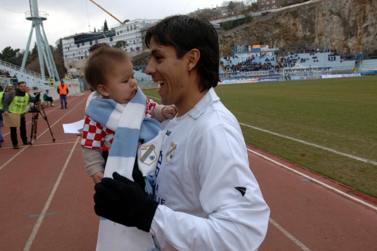 'za sport....06.03.2010. rijeka....hrvatsko nogometno prvenstvo....rijeka-cibalia....ramon icnacio fernandez sa sinom na utakmici Photo: Goran Kovacic/PIXSELL'