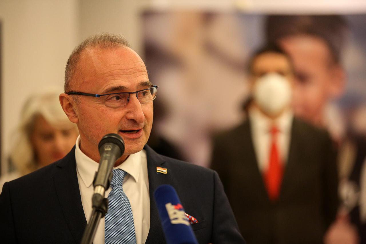 Zagreb: Ministar Grlić Radman otvorio izložbu kolaža Bokeljski Hrvati 2021. 