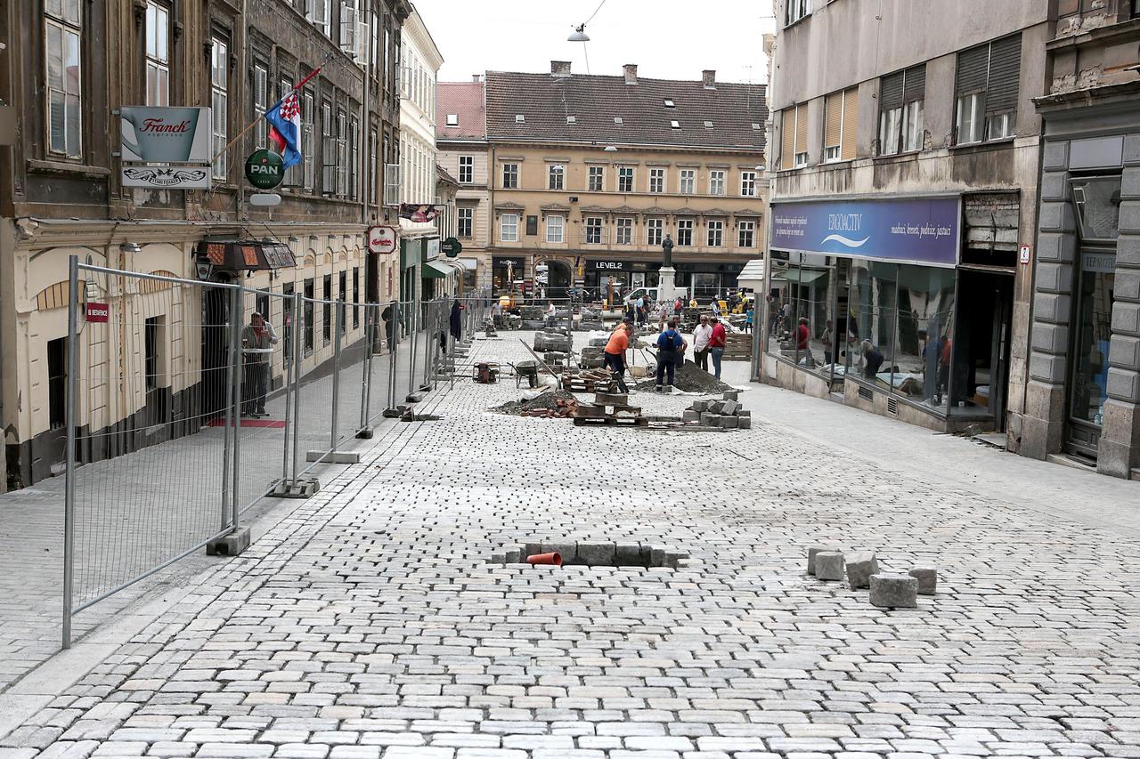 05.09.2014., Zagreb - Radovi na uredjenju Mesnicke ulaze u zavrsnu fazu. Nakon izmjene instalacija u tijeku je postavljanje granitnih kocki na kolniku i plocnicima. Photo: Patrik Macek/PIXSELL