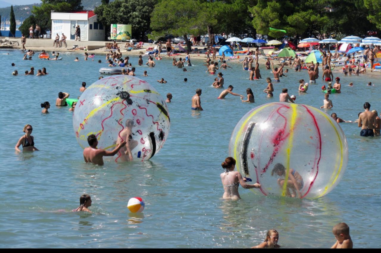 '21.08.2011.,Crikvenica - Plaze u Crikvenici i dalje prepune domacih i stranih turista. Vrucu i sparnu nedjelju turisti su iskoristili kupajuci se. Photo: Goran Jakus/PIXSELL'