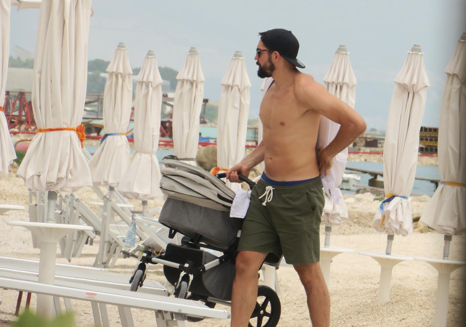 17.06.2016., Trogir - Rukometas PSG-a i reprezentacije Francuske Nikola Karabatic vrijeme na odmoru iskoristio za uzivanje na plazi s djevojkom Geraldine Pillet i dvomjesecnim sinom Alekom kojem je ovo prvi susret s Jadranskim morem.  "nPhoto: Ivo Cagalj/PIXSELL 