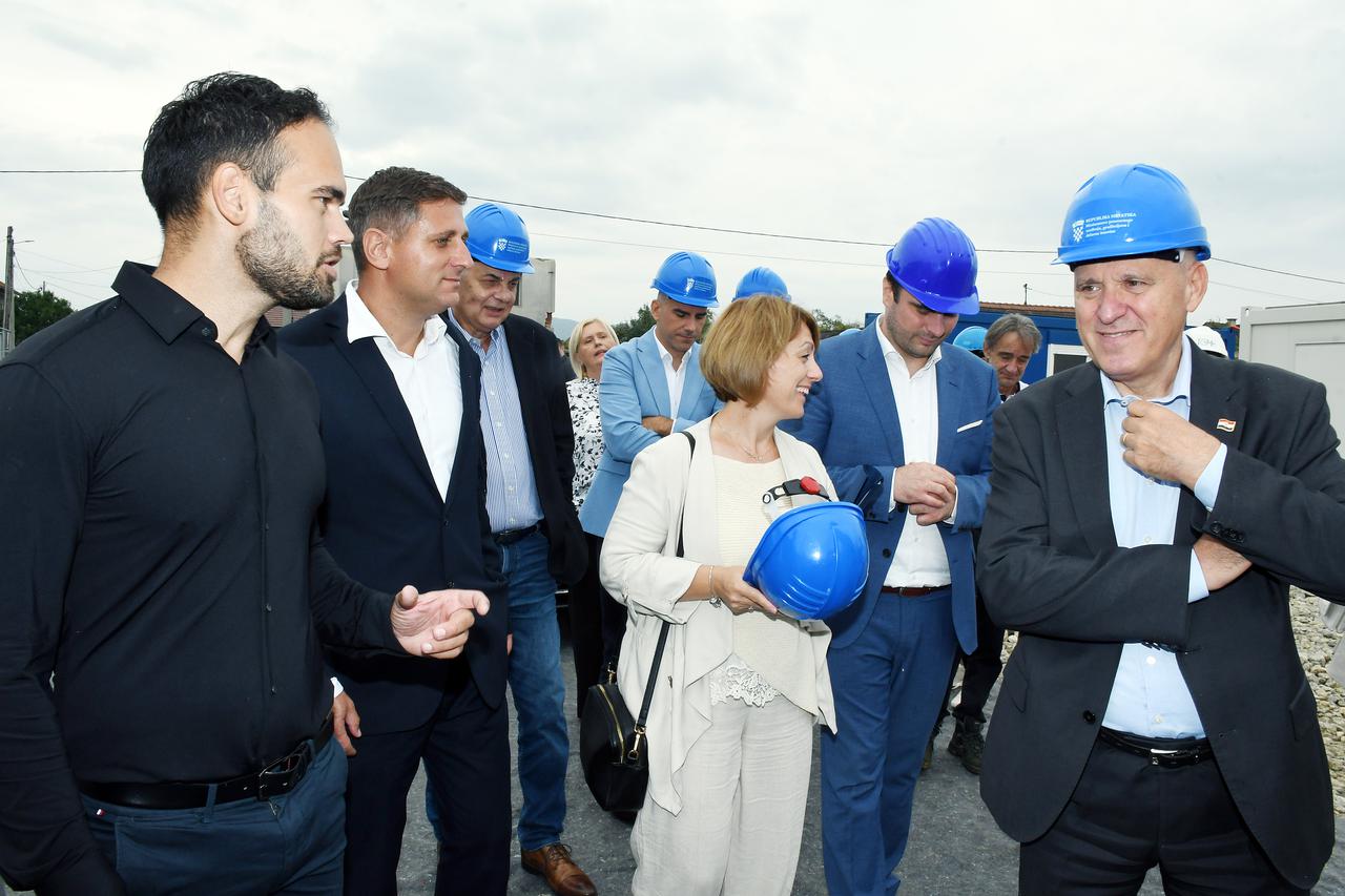 Petrinja: Ministar Branko Bačić s gradonačelnicom Magdalenom Komes obišao nekoliko lokacija obnove