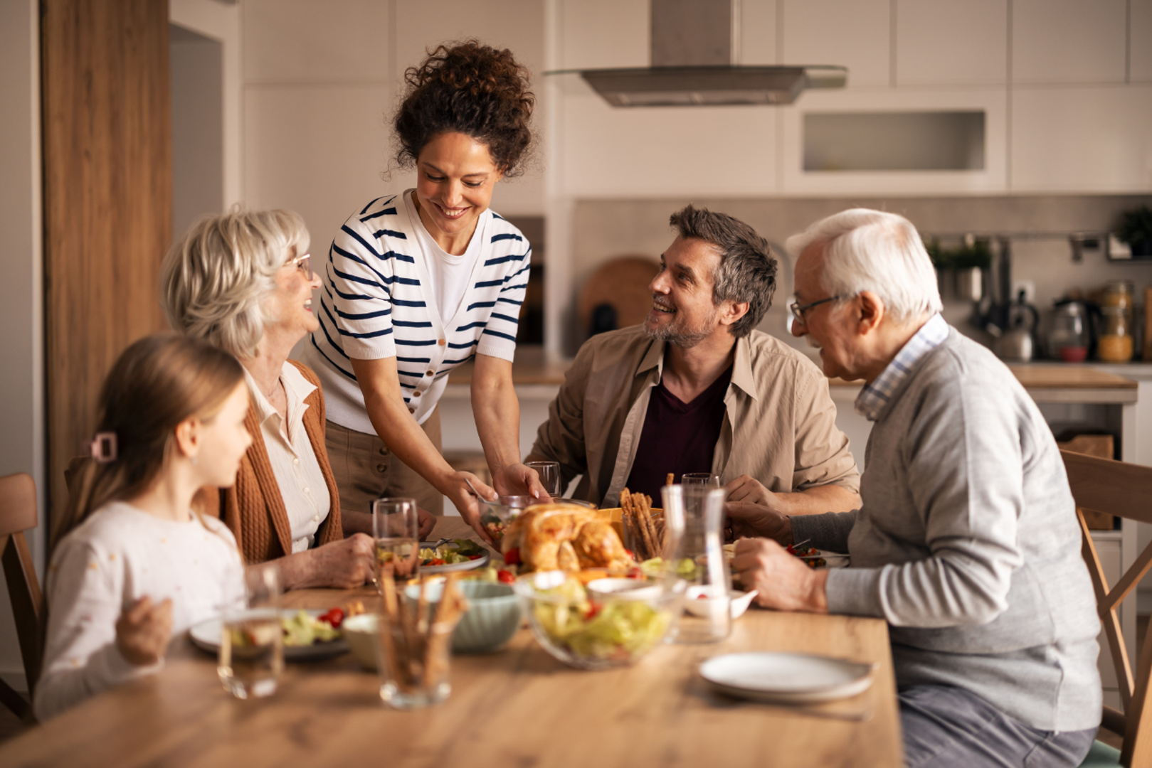 Jarac: Ispod ozbiljne vanjštine, Jarac krije duboko poštovanje prema obitelji i nasljeđu. Blagdanima ne pristupaju sentimentalno, već kao arhitekti okupljanja – ljubav pokazuju djelima, preuzimajući organizaciju s vojničkom preciznošću. Za njih su blagdani način odavanja počasti precima i prenošenja tradicije na mlađe generacije. Iako njihova posvećenost nije topla kao kod Raka, ona je jednako duboka, a obitelj vide kao temelj budućnosti koji se ovakvim okupljanjima dodatno učvršćuje.