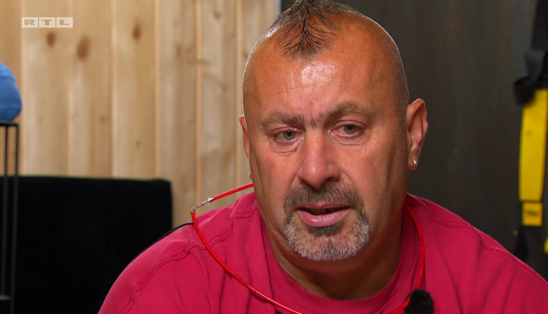 Qisqa shim va mayo kiygan seksual yosh qizlar Bokira qiz bilan onlayn porno jinsiy aloqani tomosha qiling