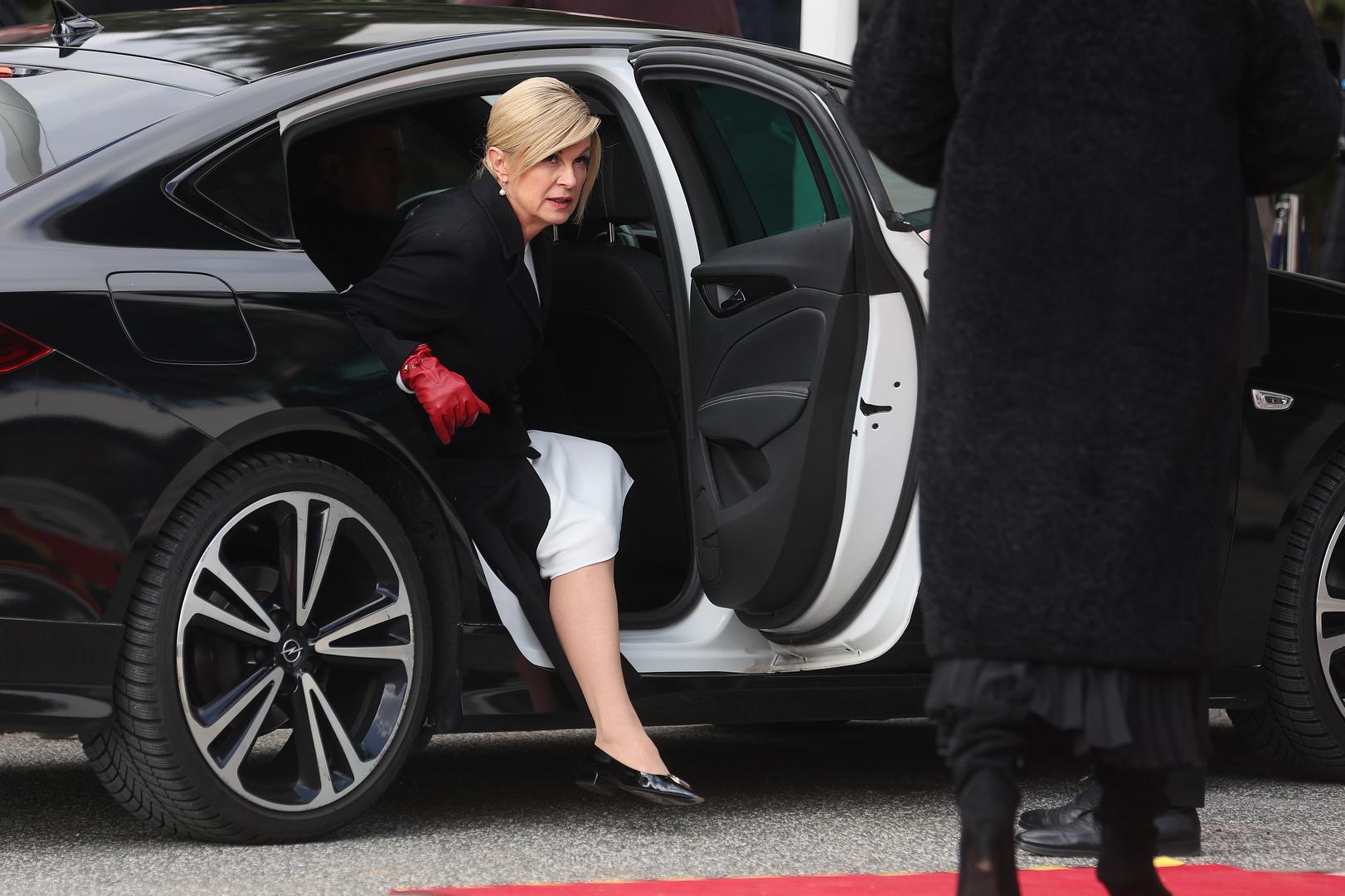 Prilikom dolaska je nosila i bijelu vrećicu u kojoj su, kako se čini, bile druge cipele za ceremoniju.