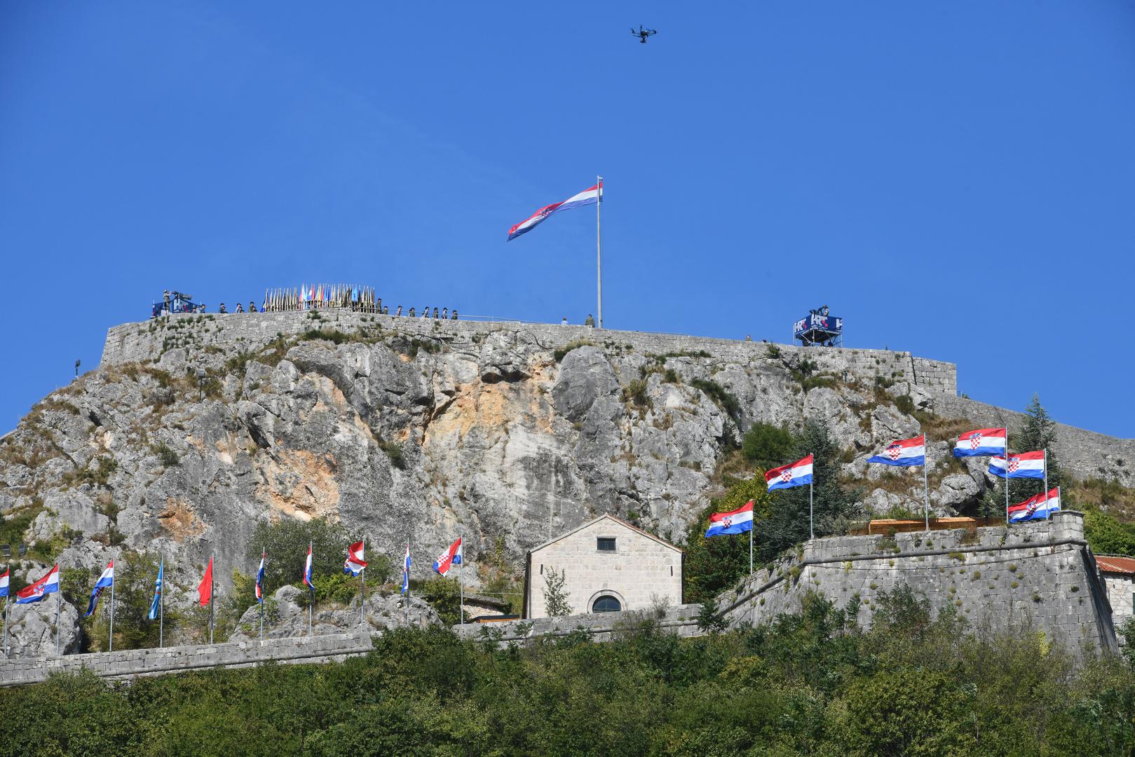 U ovom gradu stolovao je kralj Zvonimir. Grad ima tvrđavu koja spada među najveće hrvatske fortifikacijske spomenike i druga je po veličini vojna utvrda u Europi, izuzetno razvedena i sačuvana u svim svojim dijelovima! Tvrđava se počela graditi u 9. stoljeću, za vrijeme nastajanja starohrvatske države.