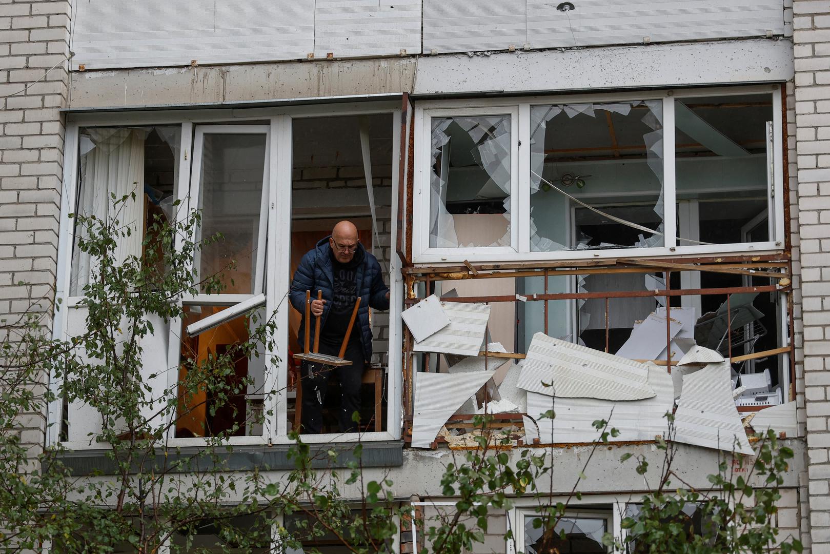 A local man throws debris out of a broken window in a residential building heavily damaged by a Russian missile attack in Mykolaiv, Ukraine October 23, 2022.  REUTERS/Valentyn Ogirenko Photo: VALENTYN OGIRENKO/REUTERS