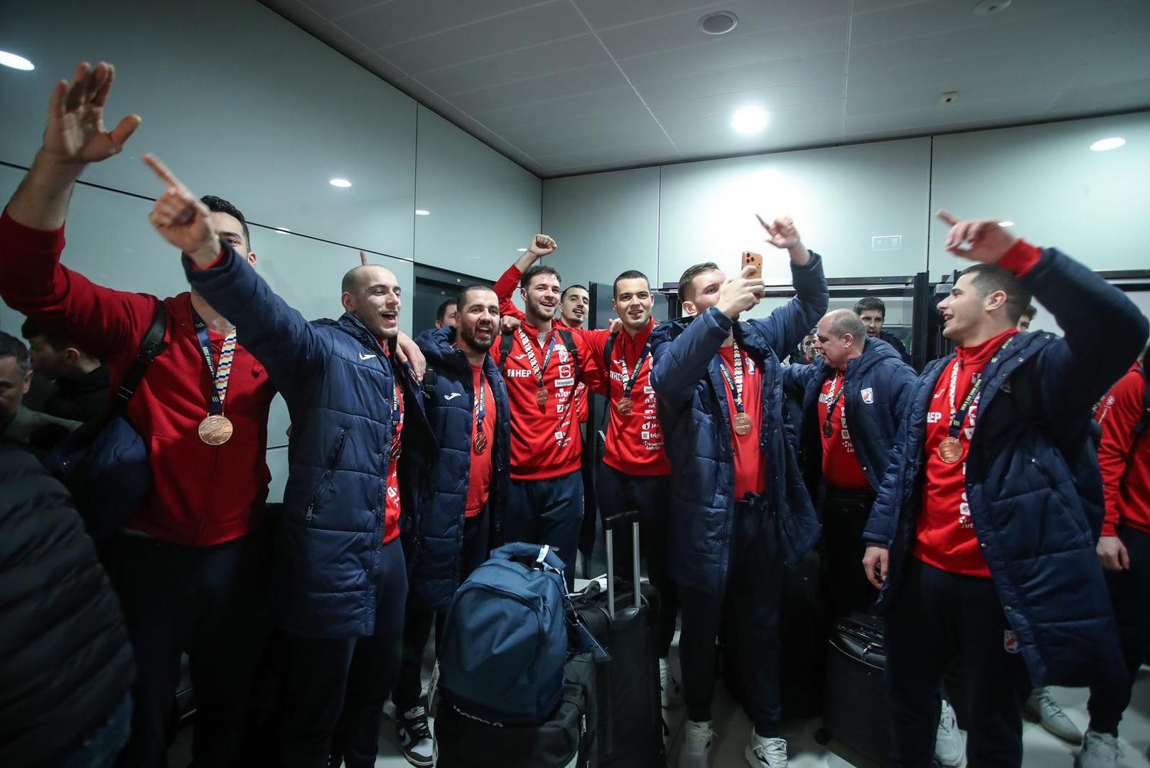 Nakon što je postalo jasno kako u ponedjeljak u Zagrebu neće biti službenog dočeka hrvatske rukometne reprezentacije, više stotina navijača dočekalo je "brončane rukometaše" u zrakoplovnoj luci Franjo Tuđman.

