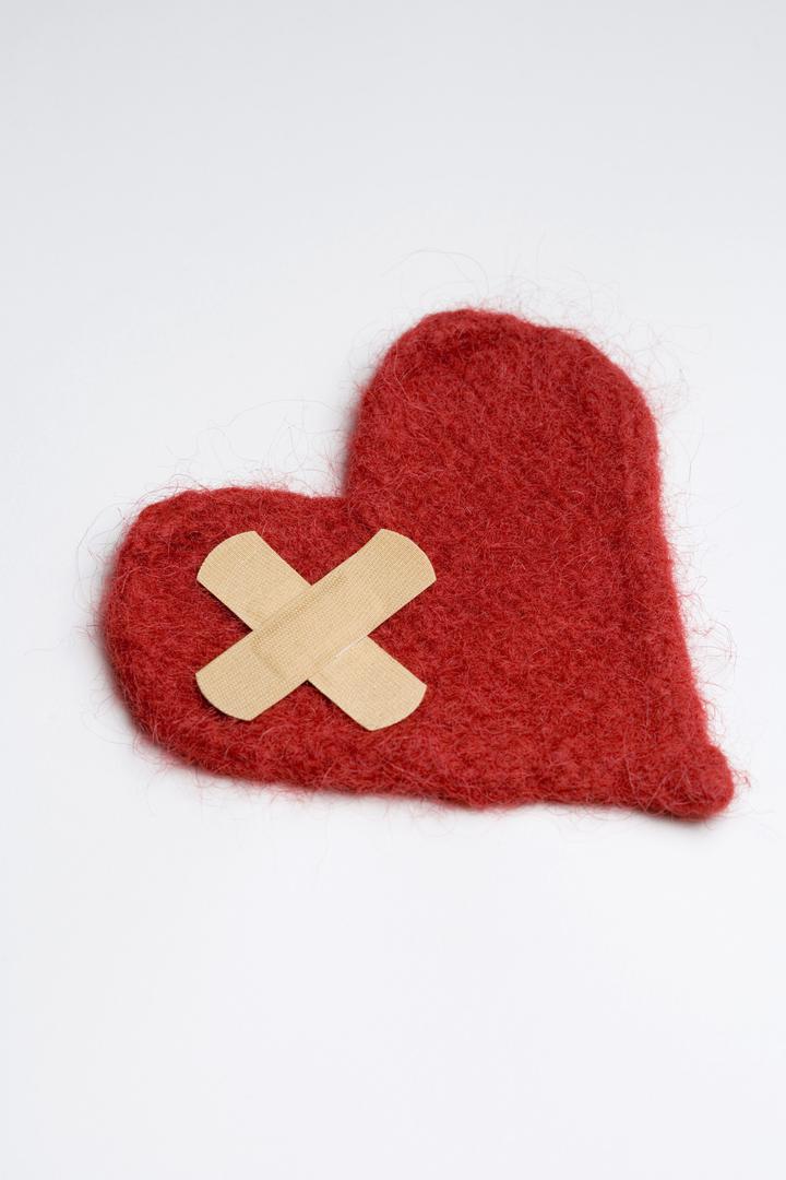 Ako stalno osjećate bol u vratu, možda je vrijeme da prestanete razmišljati kako se radi o boli zbog lošeg položaja pri spavanju i sl. Nakon srčanog udara, neki pacijenti se sjete kako su često osjećali bol i ukočenost na području vrata. Upravo ovaj simptom mnogi ne povežu s problemom srca jer očekuju "dramatičniju bol", ukočenost u prsima, ramenima i rukama. 