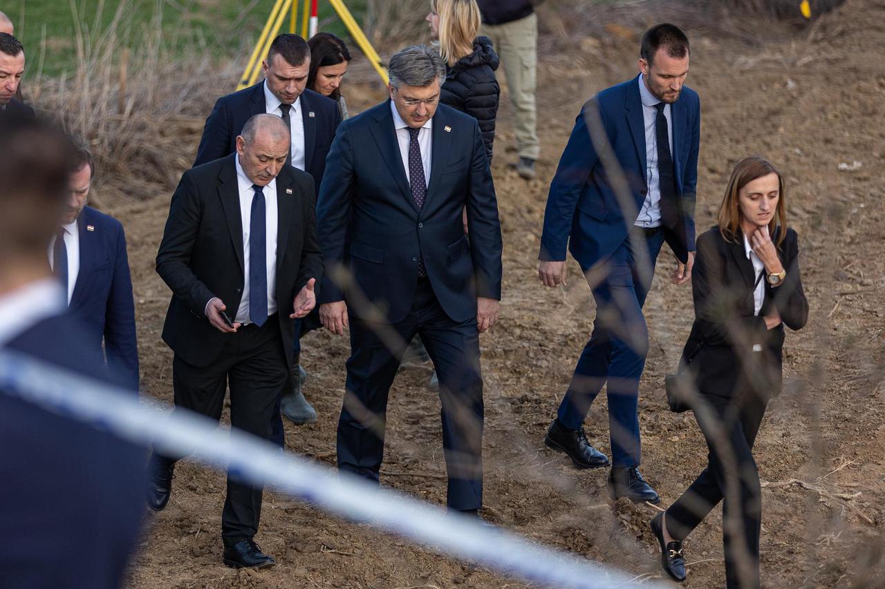 Plenković i Medved obišli novootkrivenu masovnu grobnicu kod Negoslavaca