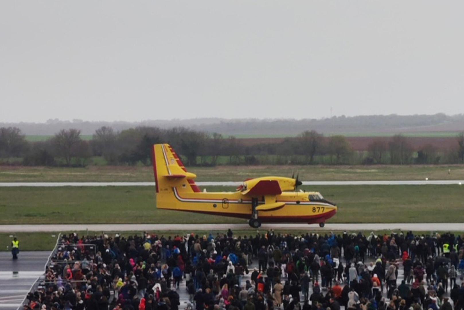 Osim zrakoplova i pilota Hrvatskog ratnog zrakoplovstva, posjetitelji su u Zračnoj luci Pula mogli pogledati i avione Piper 31 i Cessna 172, pokazne vježbe Ministarstva unutarnjih poslova, izložbu maketara Istarske županije, izložbu UHDDR “Pula dom Migova”, posjetiti informativne štandove MUP-a, Hrvatske kontrole zračne plovidbe i Zračne luke Pula, okušati se u letenju na “Full motion” simulatorima, virtualnoj kontroli zračne plovidbe i virtualnog letenja, a također imali su priliku uživati i u panoramskom letu avionom Airbus A220 Croatie Airlines.