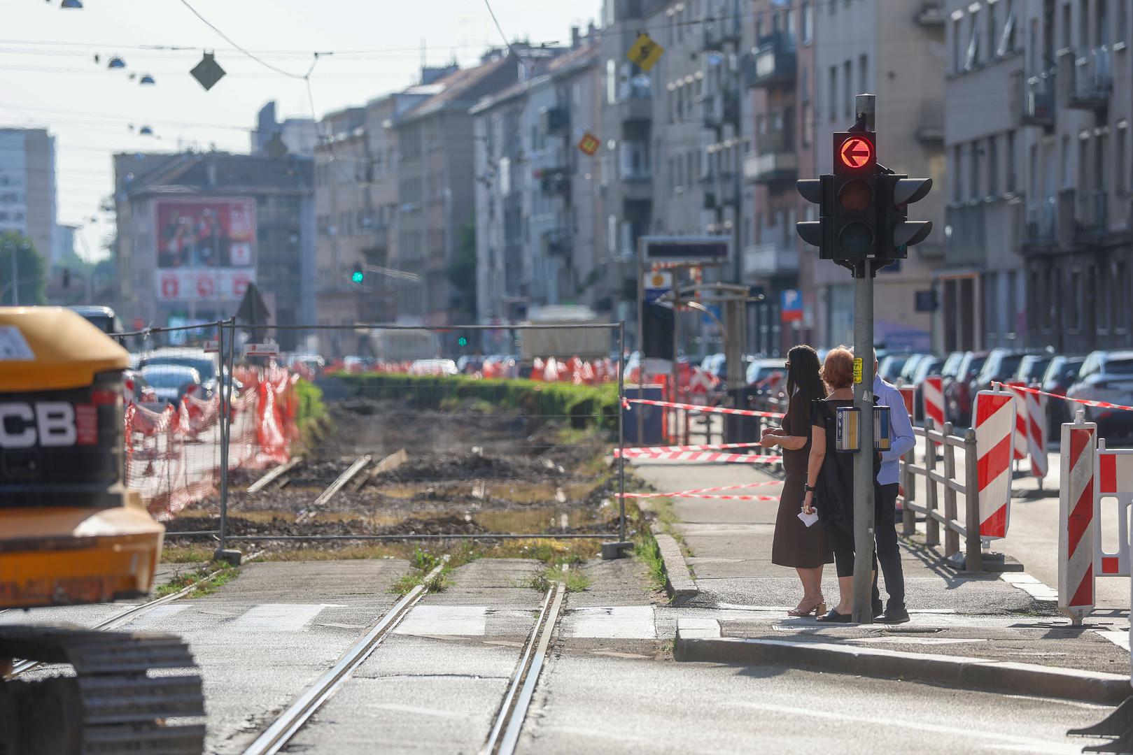  Od jutros traje modernizacija raskrižja Ulice kralja Zvonimira i Šubićeve ulice, u sklopu koje će se obnoviti dotrajala kolosiječna konstrukcija i tramvajske skretnice na jednom od najopterećenijih dijelova zagrebačke tramvajske mreže. 