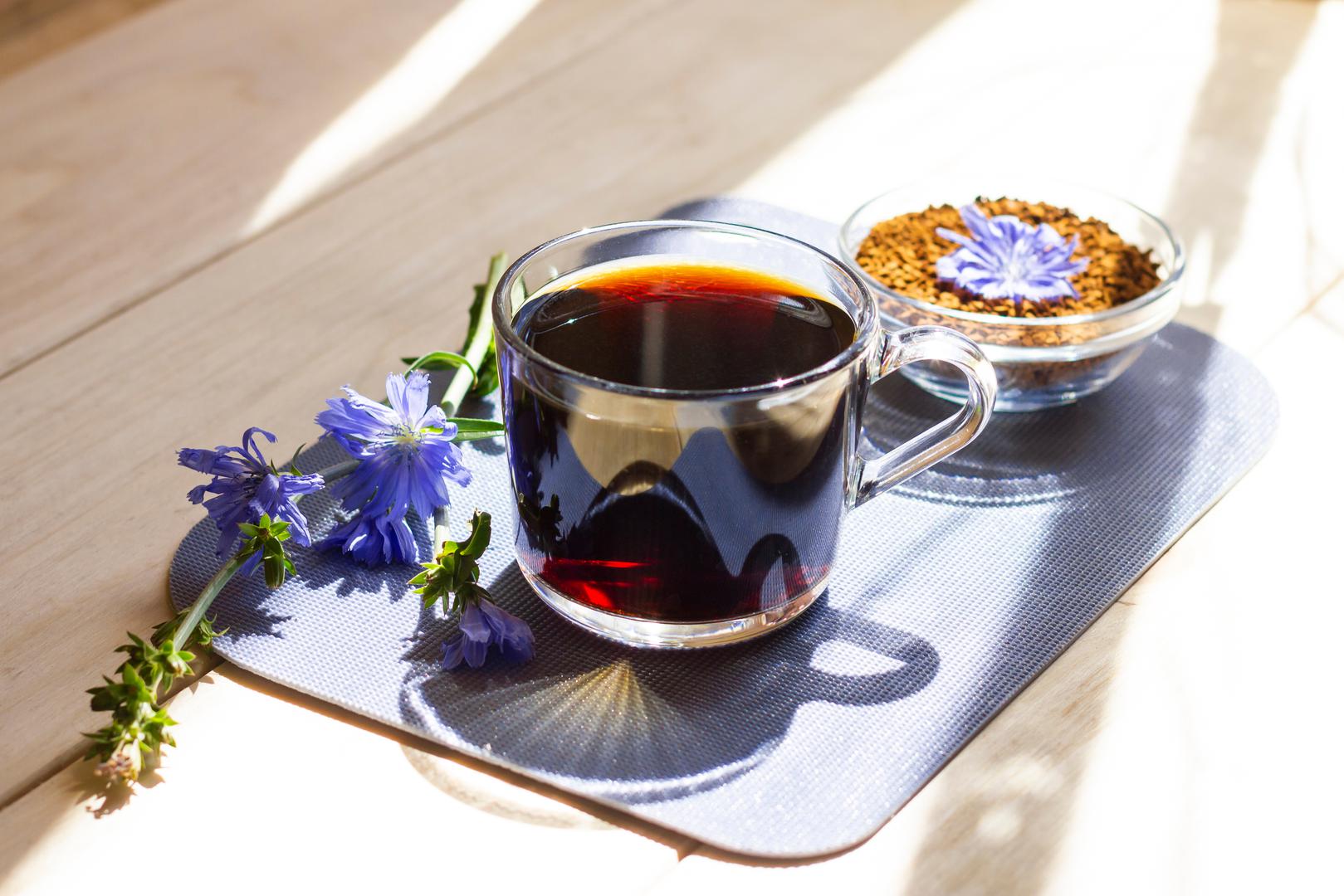 Kava od cikorije: Kava od cikorije pripravlja se od korijena cikorije i popularna je alternativa tradicionalnoj kavi. Smatra se da potiče iz Francuske, a od tada je stekla popularnost u različitim dijelovima svijeta uključujući New Orleans gdje je postala osnovni napitak tijekom građanskog rata zbog značajnog nedostatka kave. Iako ima sličan okus kao kava, često s više zemljanim notama, kava od cikorije prirodno ne sadrži kofein i nudi druge hranjive tvari i spojeve korisne za zdrav način života. Na primjer, može pružiti prebiotska vlakna inulin, koja mogu pomoći u mršavljenju. Osim toga, šalica kave od cikorije sadrži vitamin B6 i mangan.