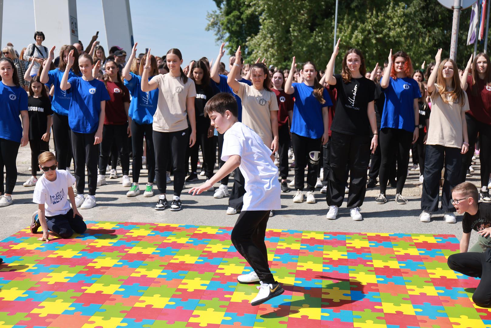 Osječani su zaplesali na Pješačkom mostu