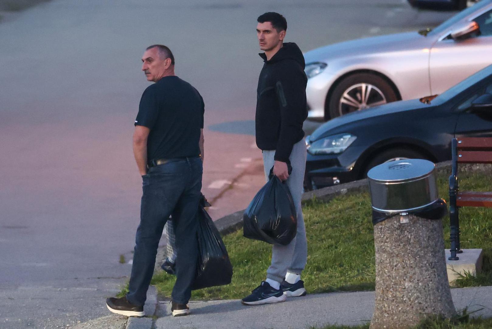 Treći okrivljenik, direktor USO-a Kosta Kostanjević, kojem je sud odredio pritvor iz istih razloga kao i Slavku Galiću, još uvijek nije priznao kazneno djelo, doznaje se na sudu.