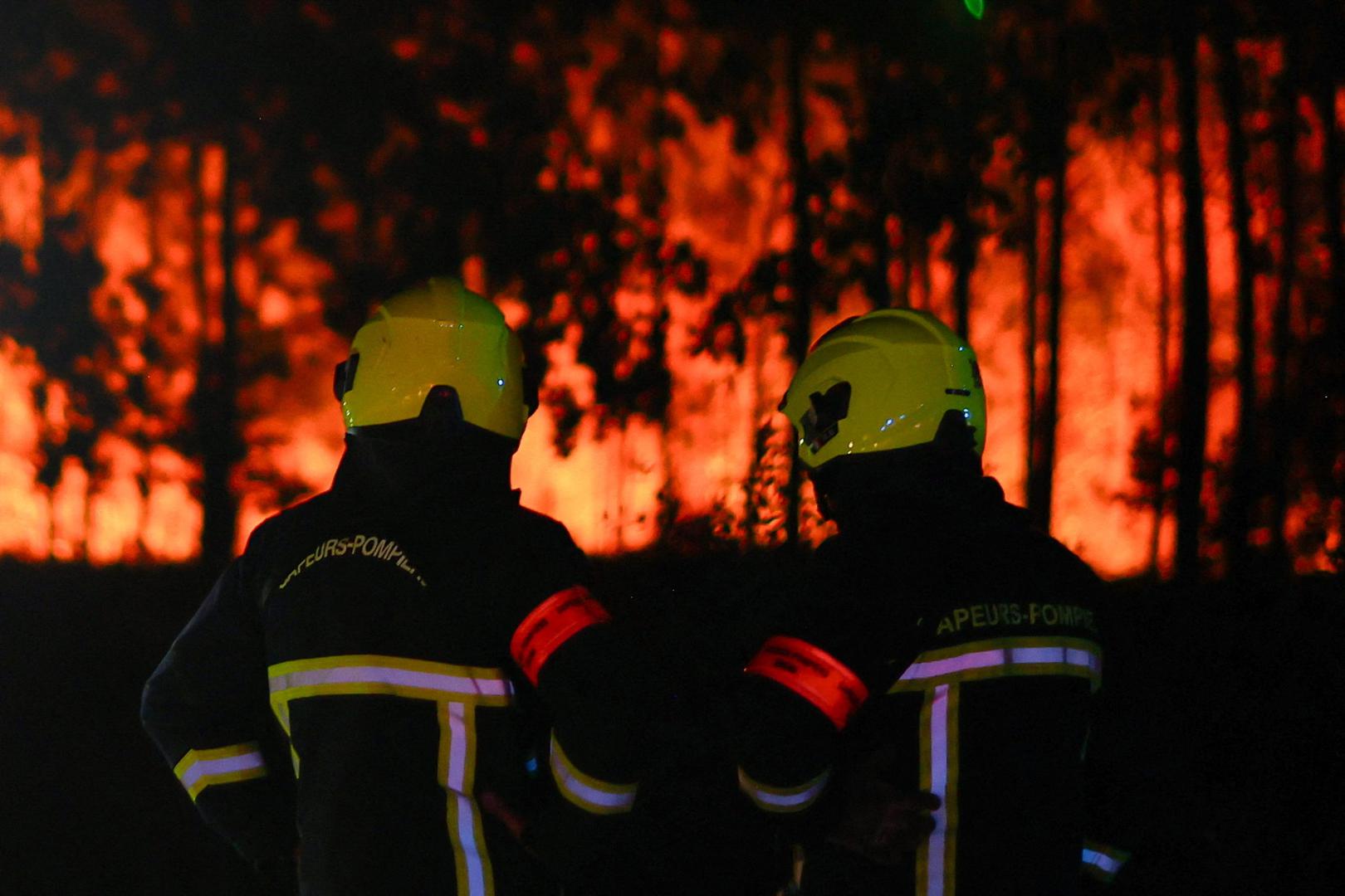 Dramatične fotografije s terena prikazuju goleme vatrene fronte, gust dim i razmjere evakuacija u području zahvaćenom jednom od najtežih protupožarnih sezona u zemlji.