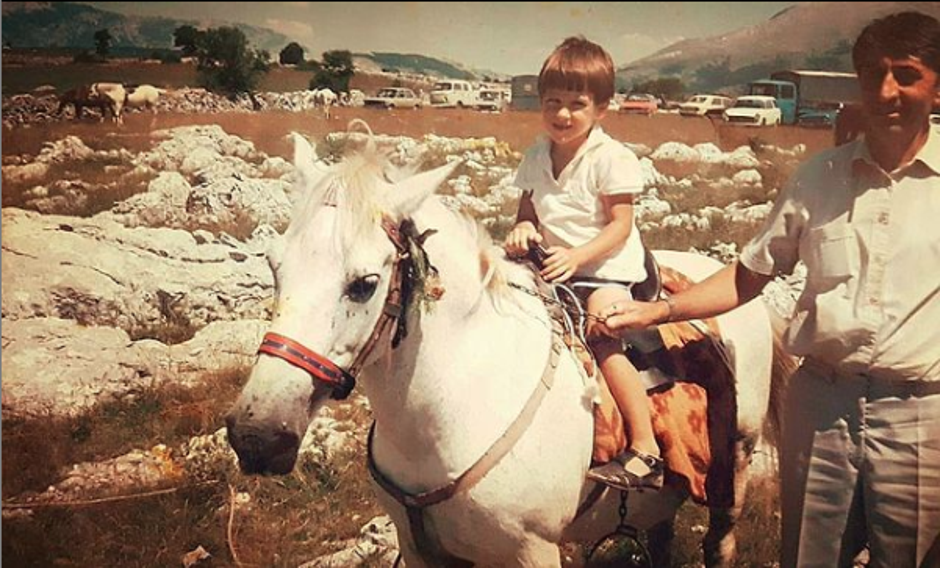 Mladi Goran na konju Zekanu sa svojim voljenim djedom Karlom
