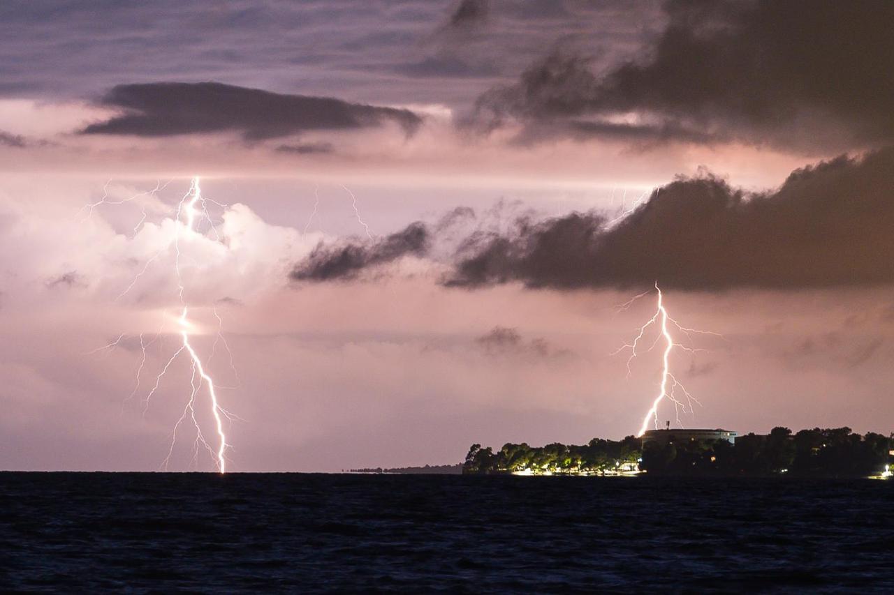Oluja iznad Lošinja promatrana iz Zadra