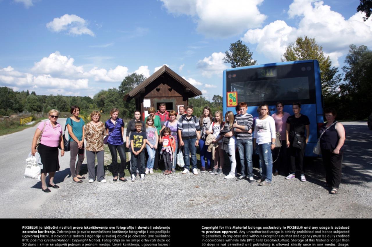 '16.09.2013., Lijevi Stefanki, Pokupsko - Srednjoskolci zbog reduciranih linija ZET-ovih autobusa nemaju cime u skolu. ZET-ove linije su prestale voziti do Lijevih Stefanki, nego voze do Cerovskog Vrh