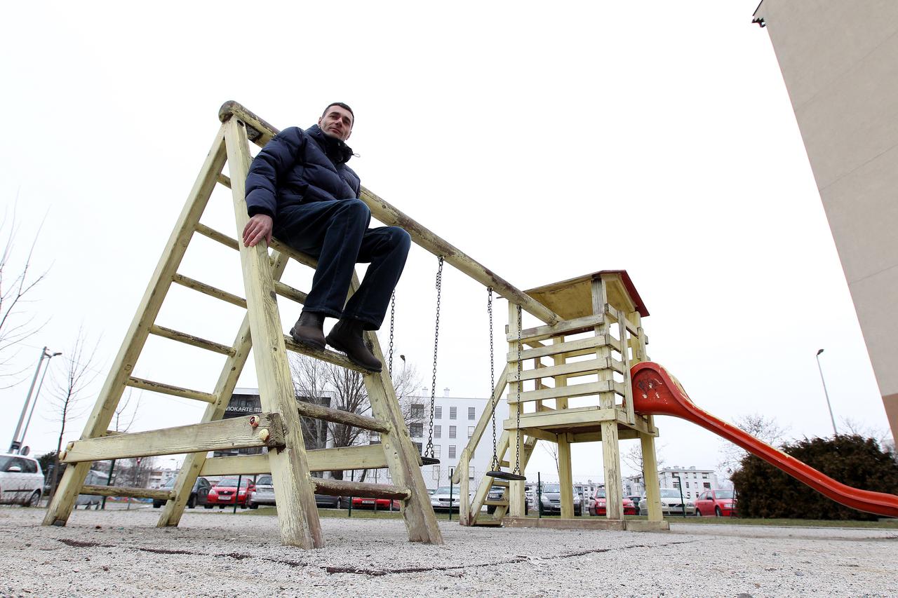 20.02.2013., Zagreb - Marinko Kramaric iz Centra za kvalitetu i sigurnost pokazuje nedostatke na djecjem igralistu u Lanistu. Photo: Boris Scitar/VLM/PIXSELL