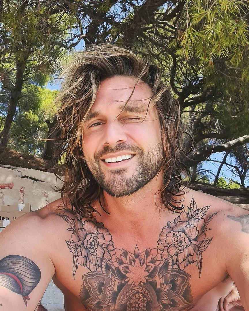 Inače, glazbenik je i vlasnik 	restorana "Fabrika" na Visu kojeg je nakon popuštanja Vladinih mjera odlučio ponovno 	otvoriti 1. srpnja.