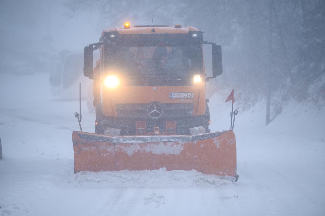 Zagreb: Snijeg i jak vjetar na Sljemenu