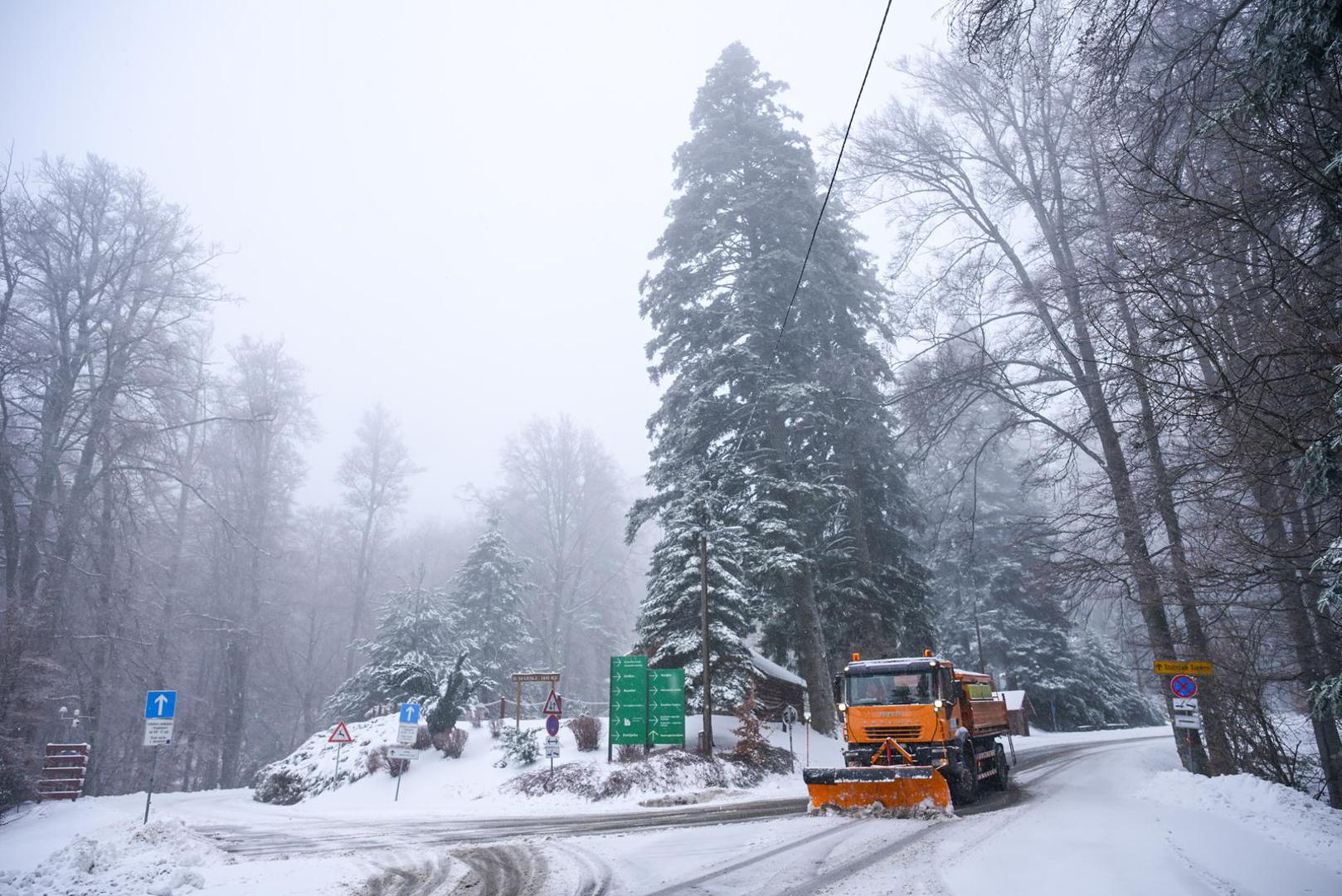 To znači da vas snježna mećava krajem travnja u Lici ili Gorskom kotaru može dovesti u prekršaj ako ste na vozilo već montirali ljetne gume, a u prtljažniku nemate lance.