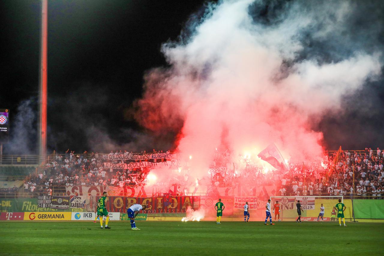 Torcida bakljadom proslavila Hajdukovu pobjedu protiv Istre