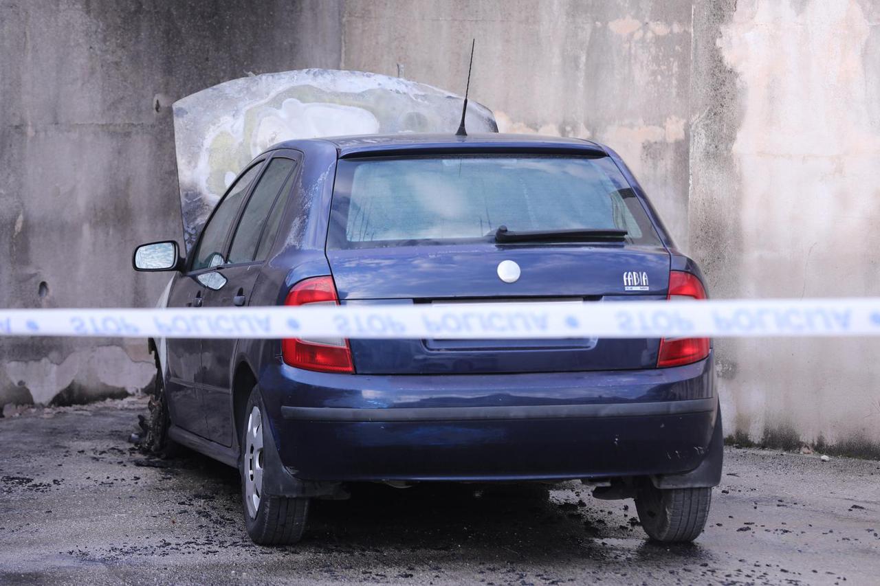 U Solinu rano jutros izbio požar na  automobilu, na mjestu događaja policija radi očevid