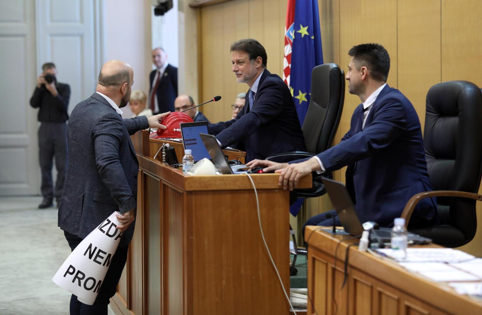 18.05.2020., Zagreb - Sabor je zadnji dan rada 9. saziva poceo iznosenjem stajalista zastupnika, a glasovanje o raspravljenim tockama dnevnog reda i raspustanju Sabor. Gordan Maras, Gordan Jandrokovic. Photo: Patrik Macek/PIXSELL
