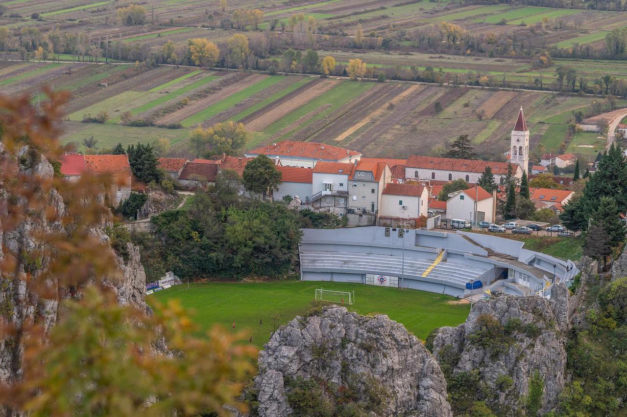 Pogled iz Imotskog na Modro jezero i Biokovo