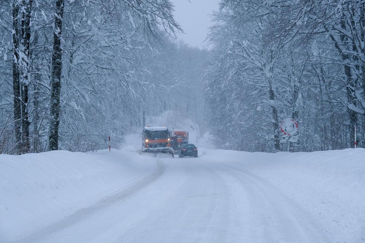 Slunj: Dok ralice čiste prometnice, mještani s lopatama i traktorima čiste snijeg 