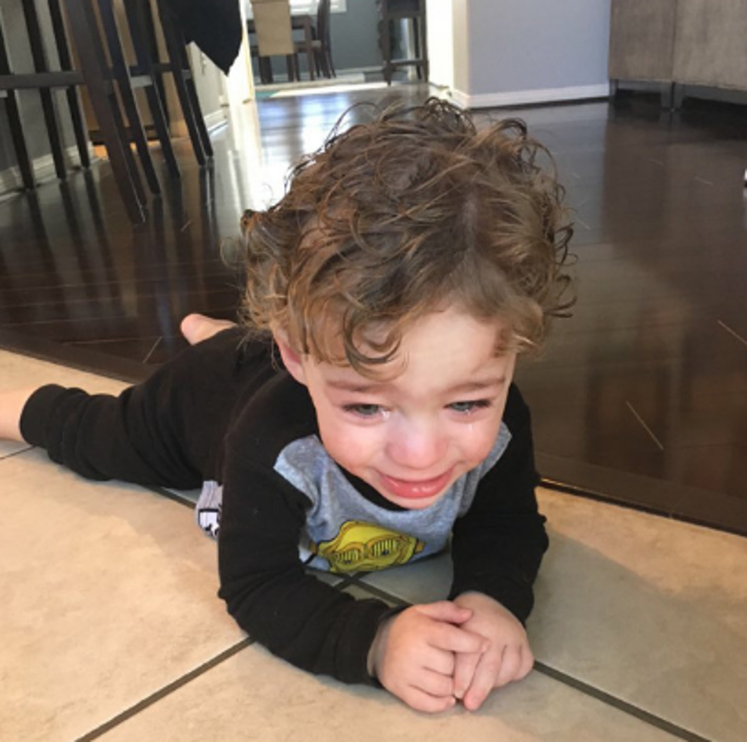 Mama je zatvorila vrata prostorije za pranje rublja, a ovom dječaku je to opravdan razlog da se rasplače.
