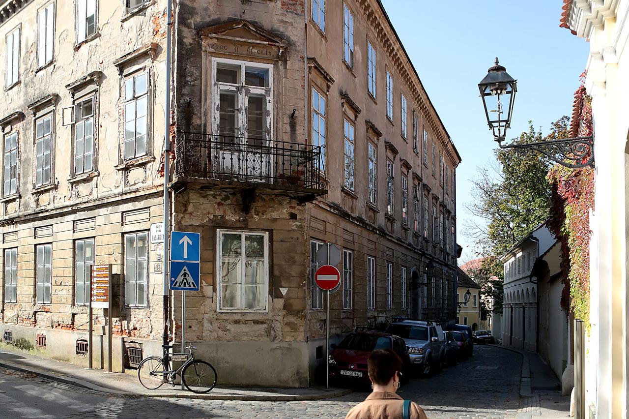 13.10.2014., Zagreb - Zgrada u Demetrovoj ulici broj 18 zasigurno je najlosije odrzavan objekt u cijeloj povijesnoj jezgri Gornjeg grada. Iako je Gradsko poglavarstvo jos rjesenjem iz 2007. godine zgradu koju suvlasnici,  Medicinski fakultet i Hrvatska ak