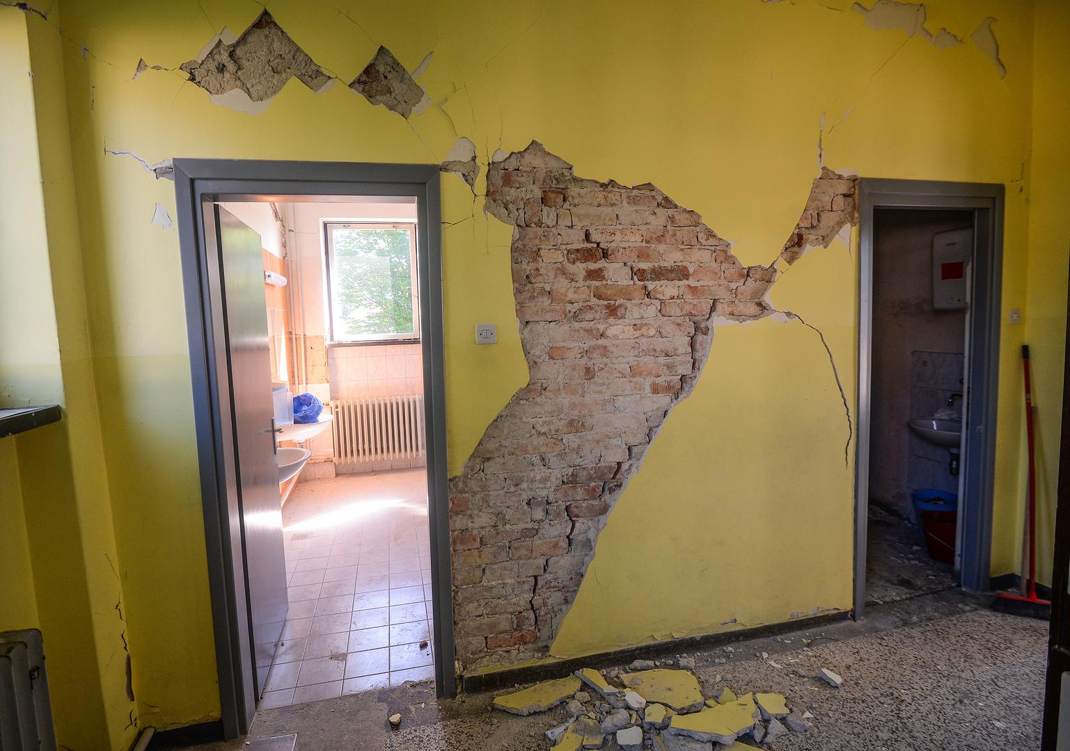 06.05.2020., Zagreb - Roditelji djece iz OS Bukovac napravili su peticiju koja je prikupila 2700 potpisa u samo nekoliko dana. Skola je jako ostecena u potresu i djeca na jesen nece imati gdje na nastavu. Umjesto da se steta sanira i skola zakrpa, traze da se zgrada srusi i digne nova po projektu kojeg vec imaju. Photo: Marko Prpic/PIXSELL