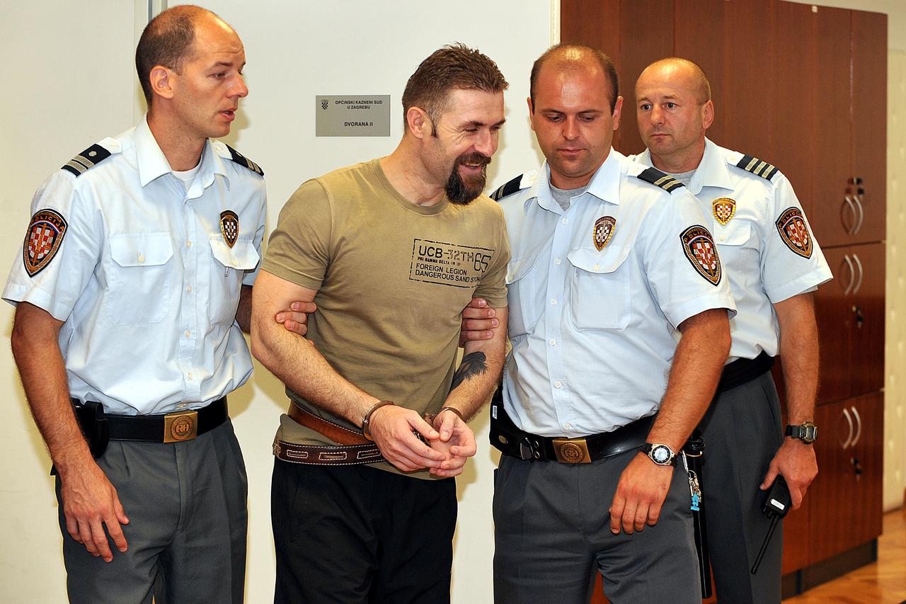 24.08.2010., Opcinski sud, Ilica 207, Zagreb - Sretko Kalinic (36), zvan Zver, doveden je iz zatvora u Remetincu u 9.30 sati na Opcinski kazneni sud u Zagrebu uz ne tako jake mjere osiguranja kako bi mu se sudilo za krivotvorenje putovnice. Sretko Kalinic