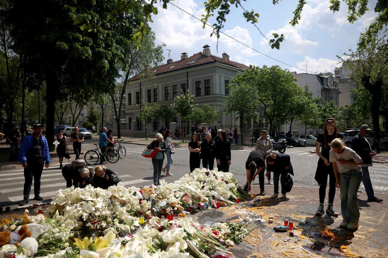 Beograd: Cvijeće, igračke i svijeće ispred osnovne škole "Vladislav Ribnikar" za žrtve koje je ubio 14-učenik