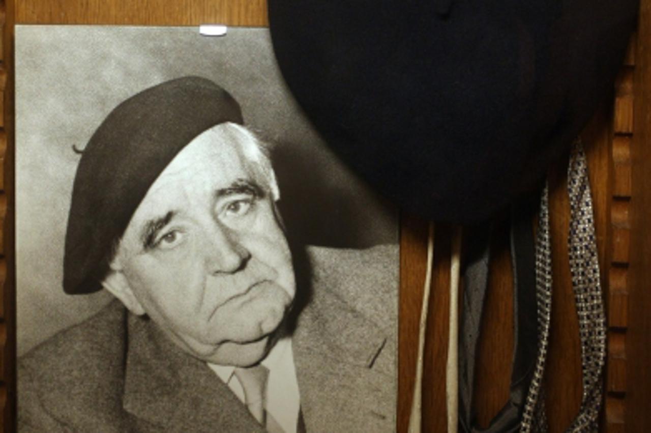 '03.07.2012. Zagreb -   Krlezin gvozd 23, otvorenje festivala Miroslav Krleza. Pero Kvrgic publiku provodi kroz prostor Krlezinog stana i evocira sjecanje na prvi susret  s Krlezom i njegovim teatrom 