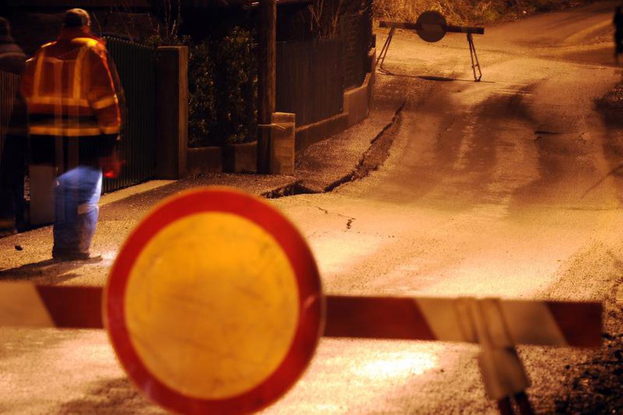 rupa, dubrava,cesta (1)