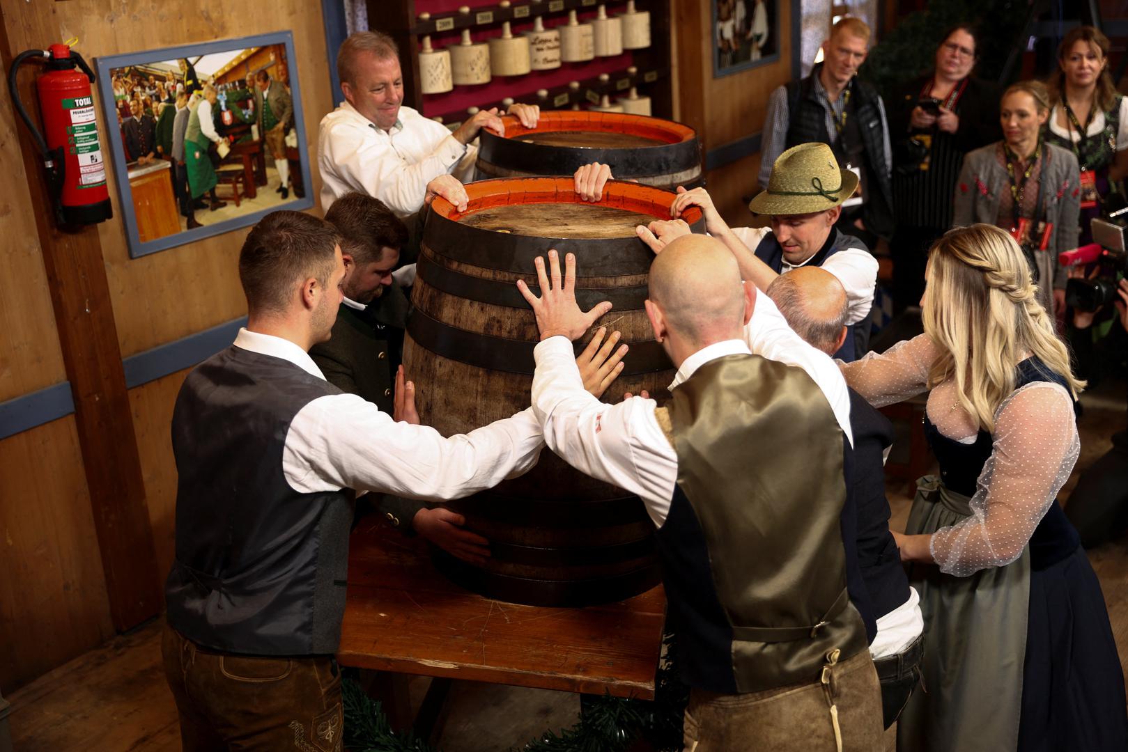 Najpovoljniju litru piva (Maß) moguće je naći u Augustiner-Festhalle za 14,50 eura, dok je najskuplje u Münchner Stubn, gdje litra stoji 15,80 eura.