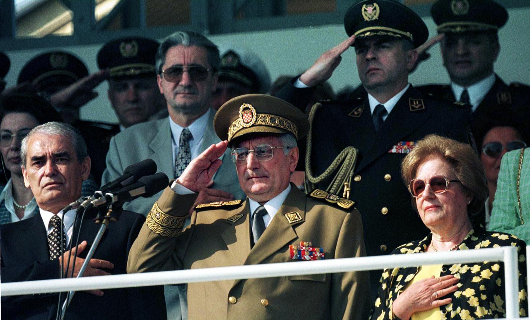 29.05.1995., Zagreb, Jarun - Mimohod Oruzanih snaga Republike Hrvatske u povudu svecanog obiljezavanja Dana drzavnosti odrzan je pred brojnim gradjanima na zagrebackom jezeru Jarun. Mimohodu je prisustvovao i vrhovni zapovjednik OS, predsjednik dr. Franjo Tudjman s uzvanicima.  Photo: Sinisa Hancic/HISTORY I/C