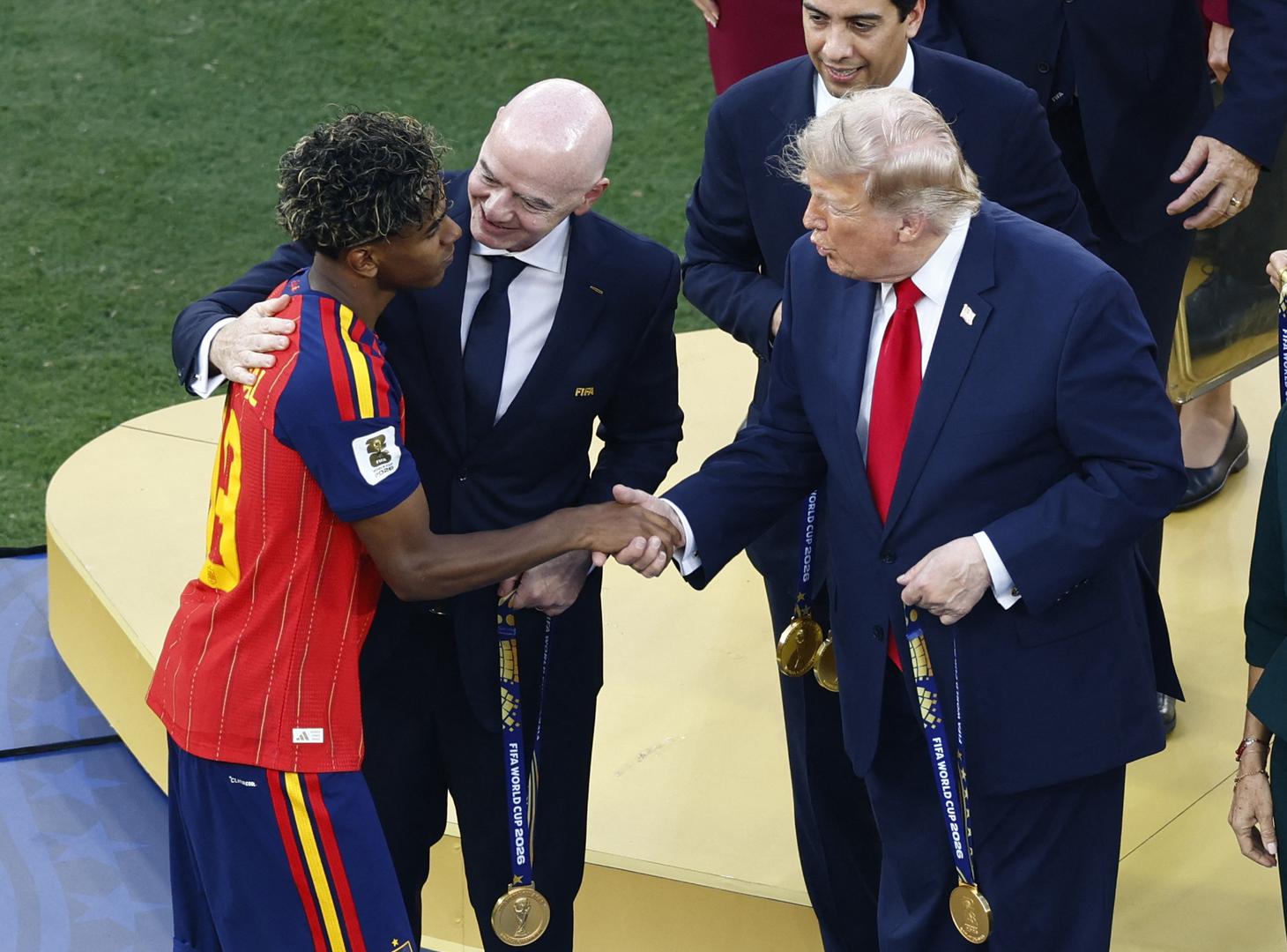 On je zajedno s predsjednikom FIFA-e Giannijem Infantinom uručivao medalje Argentini za drugo mjesto i Španjolcima za prvo.