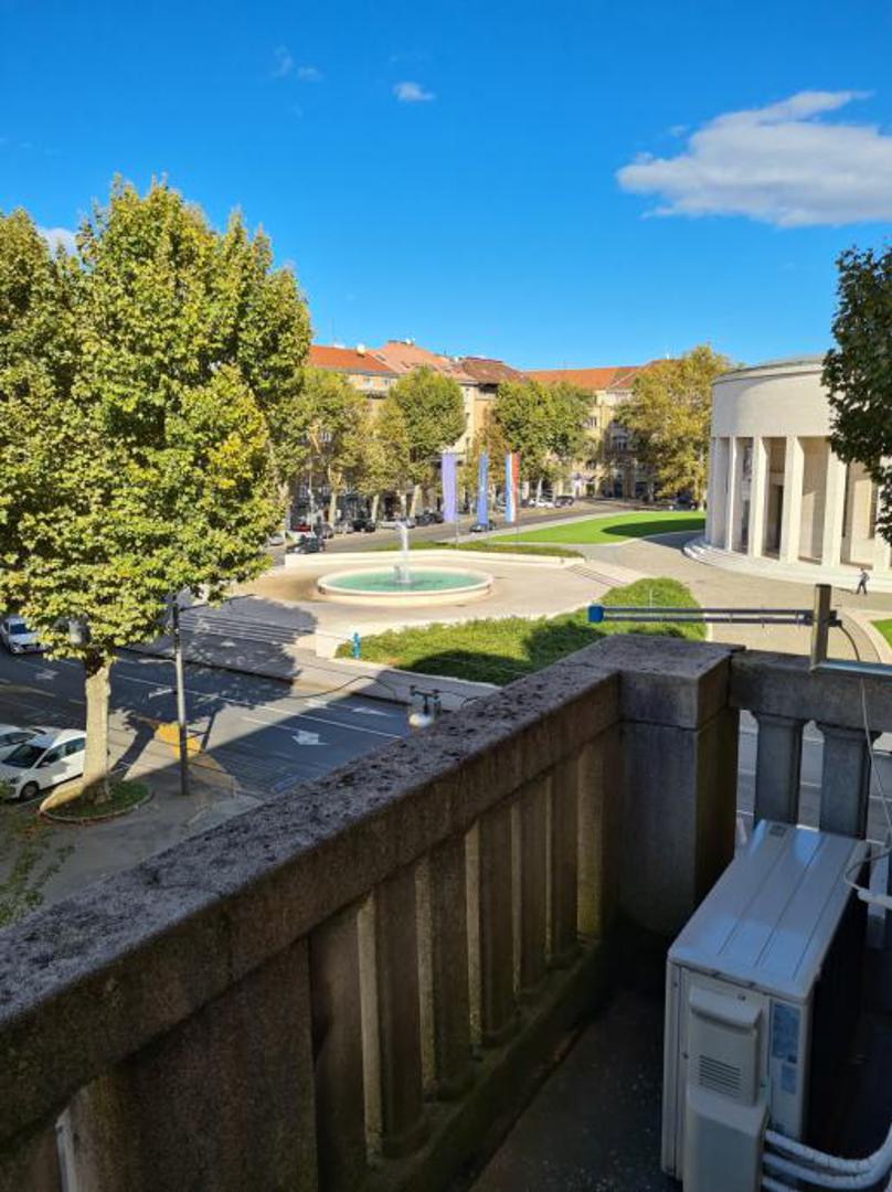 Pogled joj puca na sjedište Hrvatskog društva likovnih umjetnika, popularnu Meštrovićevu "džamiju"