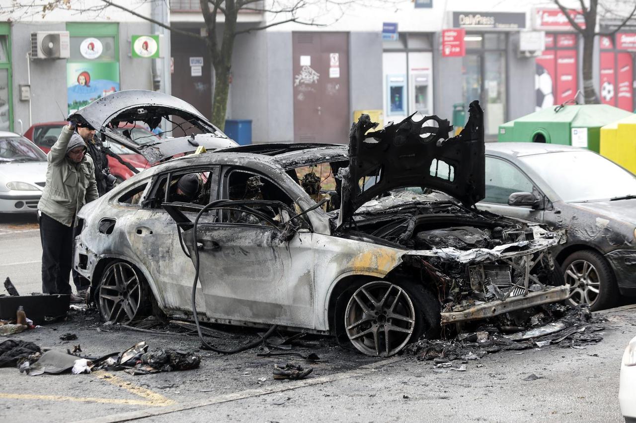 Zapaljen automobil/ ilustracija