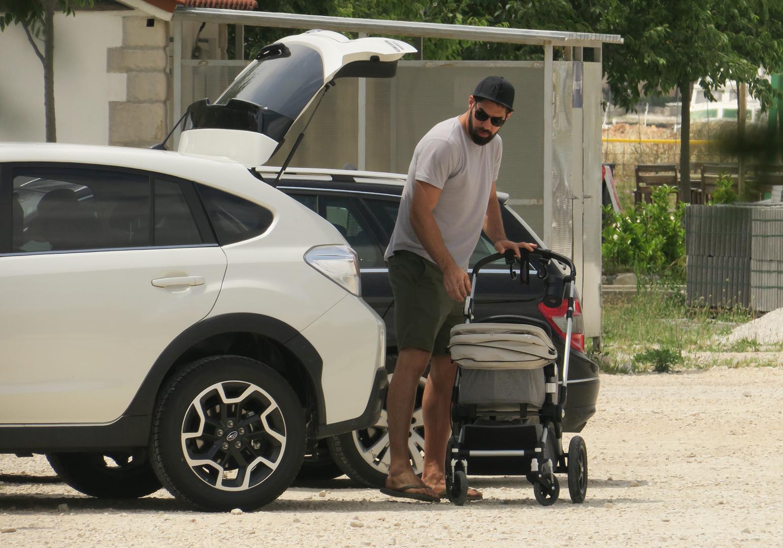 17.06.2016., Trogir - Rukometas PSG-a i reprezentacije Francuske Nikola Karabatic vrijeme na odmoru iskoristio za uzivanje na plazi s djevojkom Geraldine Pillet i dvomjesecnim sinom Alekom kojem je ovo prvi susret s Jadranskim morem.  "nPhoto: Ivo Cagalj/PIXSELL 