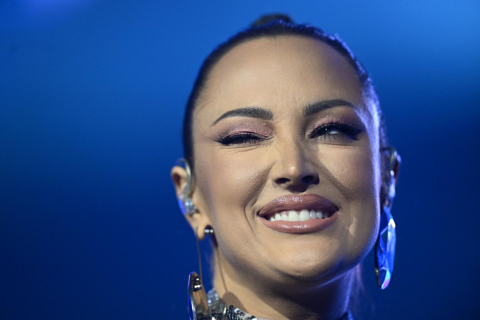 - Jeste li svjesni da je ovo peta Arena? Očigledno da nisam ni ja, ali kad malo bolje razmislim... Šesta, ja bih rado. Hoćemo li šestu? - upitala je organizatore, a publici se zahvalila što su bili uz nju i što su je podržali.