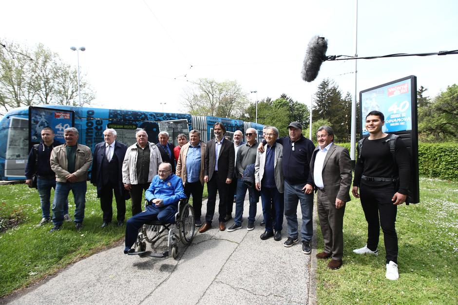 Zagreb: Okupljanje generacije 1982. u čiju je čast Večernji opet izdao 'Plavu devetku'
