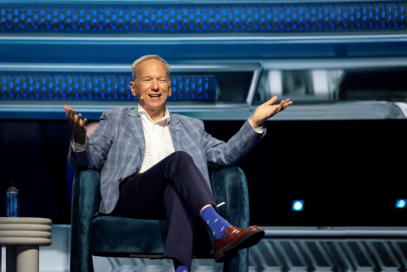 S druge strane, Eric Schmidt, čije se bogatstvo procjenjuje na više od 54 milijarde dolara, odavno je poznat po svom turbulentnom privatnom životu. Iako je od 1980. u braku s Wendy Schmidt, godinama se piše da par živi u "otvorenom braku", što nikada nisu potvrdili. Njegova posljednja poznata veza s poduzetnicom Michelle Ritter završila je burno, uz niz sudskih tužbi za zlostavljanje i financijske nepravilnosti, što Schmidt oštro demantira.